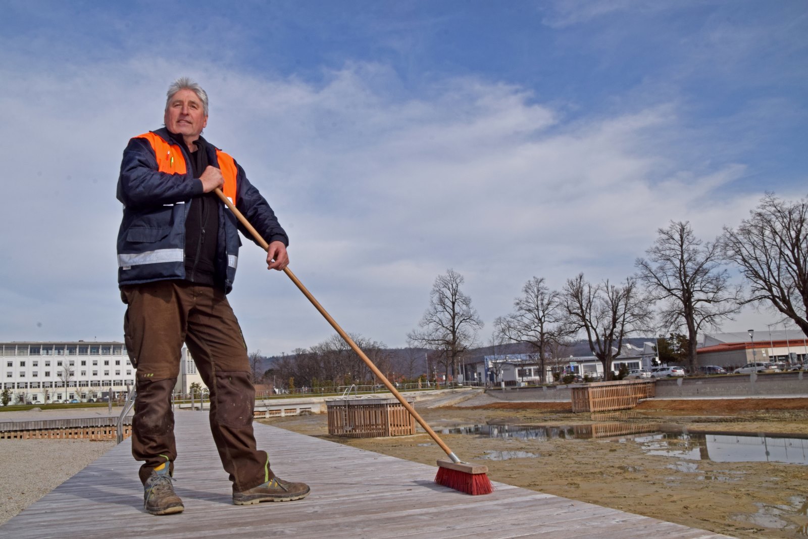 Manfred Busecker ist unermüdlich im Einsatz, um das Areal rund um den Stadtsee einladend zu gestalten. 